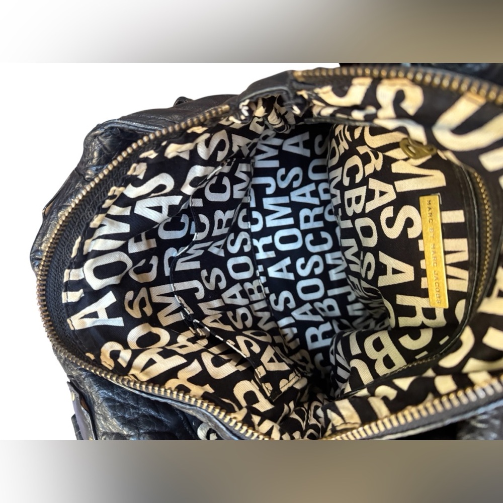 Elegant Black Leather Tote Bag - Picture 9 of 15